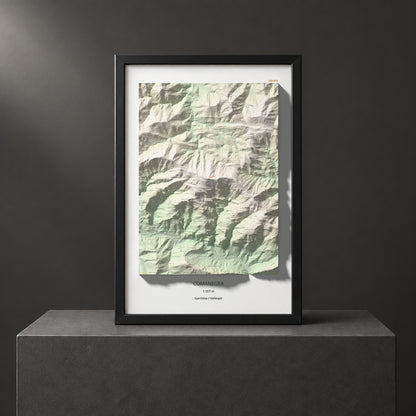 Mapa de relieve de Comanegra, 1557 m, Garrotxa · Vallespir, lámina 100 Cims de Trobart. Presentación enmarcada. 61 × 91 cm.