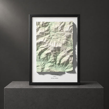 Mapa de relieve de Comanegra, 1557 m, Garrotxa · Vallespir, lámina 100 Cims de Trobart. Presentación enmarcada. 70 × 100 cm.