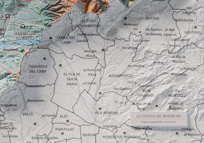 Mapa de relieve de la Conca de Barberà, con el territorio en color y el entorno en blanco. Detalle de la zona inferior derecha. 21 × 30 cm. Estilo Azul y naranja.