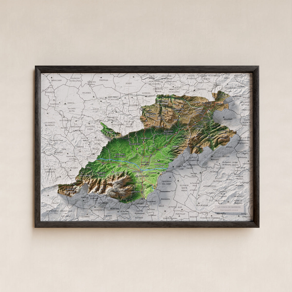 Mapa de relieve de la Conca de Barberà, con el territorio en color y el entorno en blanco. Presentación con marco. 21 × 30 cm. Estilo Clásico.