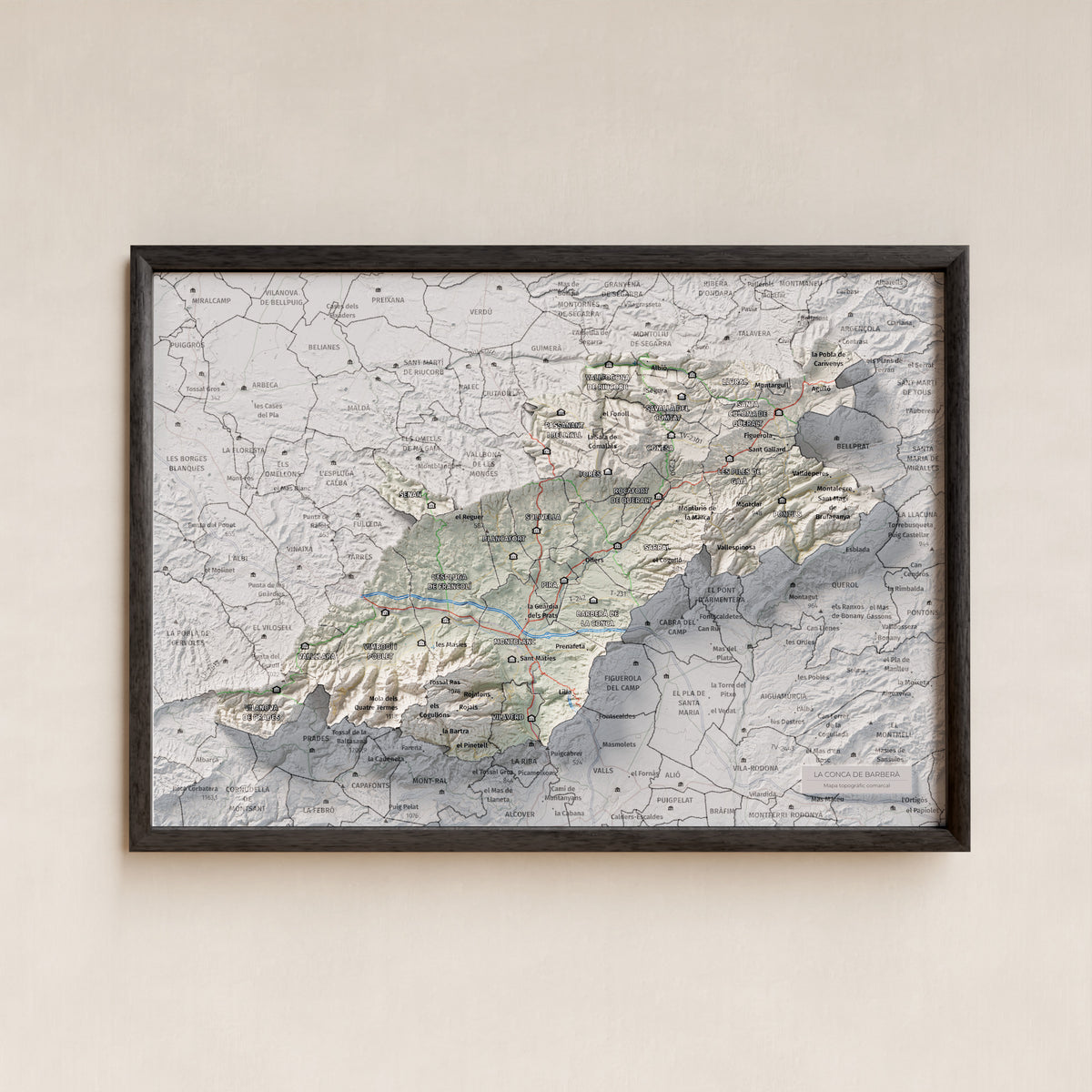 Mapa de relieve de la Conca de Barberà, con el territorio en color y el entorno en blanco. Presentación con marco. 21 × 30 cm. Estilo Cartográfico.