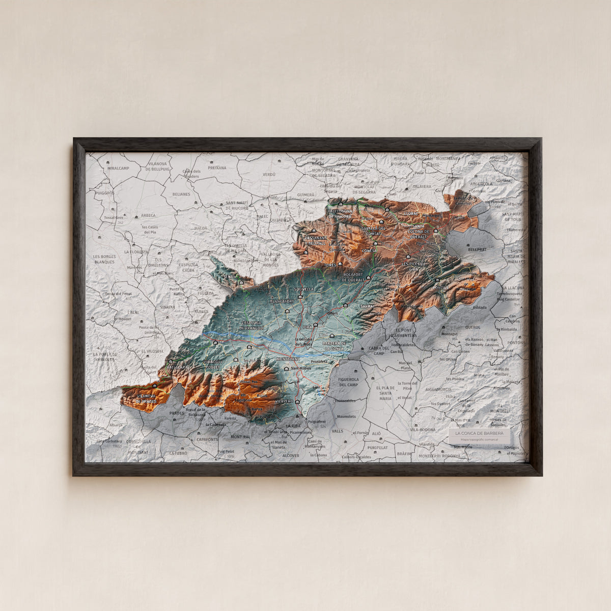 Mapa de relieve de la Conca de Barberà, con el territorio en color y el entorno en blanco. Presentación con marco. 21 × 30 cm. Estilo Azul y naranja.