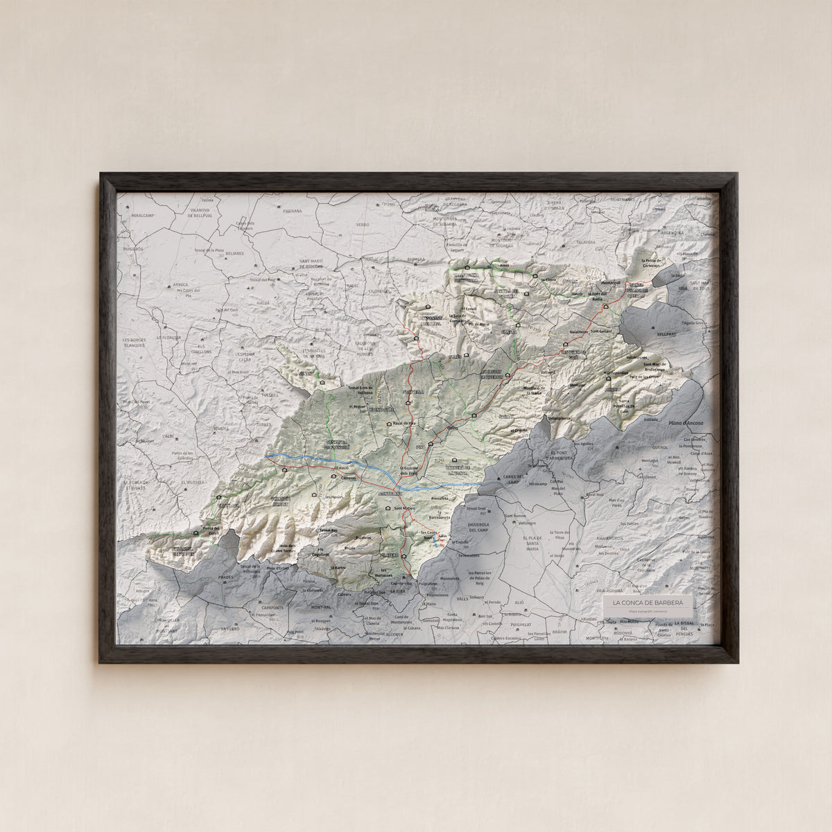 Mapa de relieve de la Conca de Barberà, con el territorio en color y el entorno en blanco. Presentación con marco. 30 × 40 cm. Estilo Cartográfico.