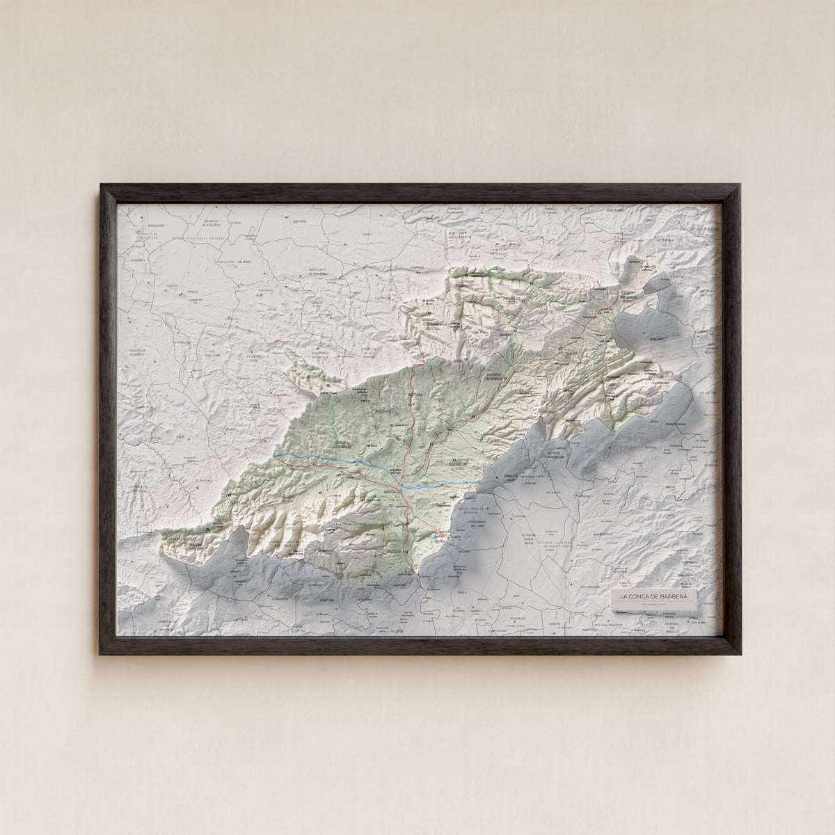 Mapa de relieve de la Conca de Barberà, con el territorio en color y el entorno en blanco. Presentación con marco. 50 × 70 cm. Estilo Cartográfico.