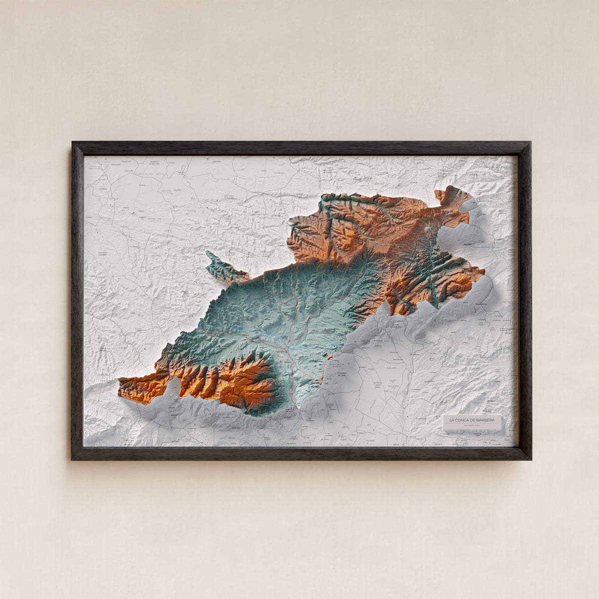 Mapa de relieve de la Conca de Barberà, con el territorio en color y el entorno en blanco. Presentación con marco. 61 × 91 cm. Estilo Azul y naranja.
