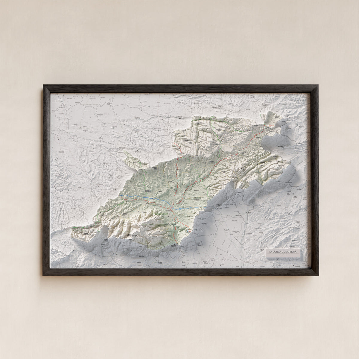 Mapa de relieve de la Conca de Barberà, con el territorio en color y el entorno en blanco. Presentación con marco. 61 × 91 cm. Estilo Cartográfico.