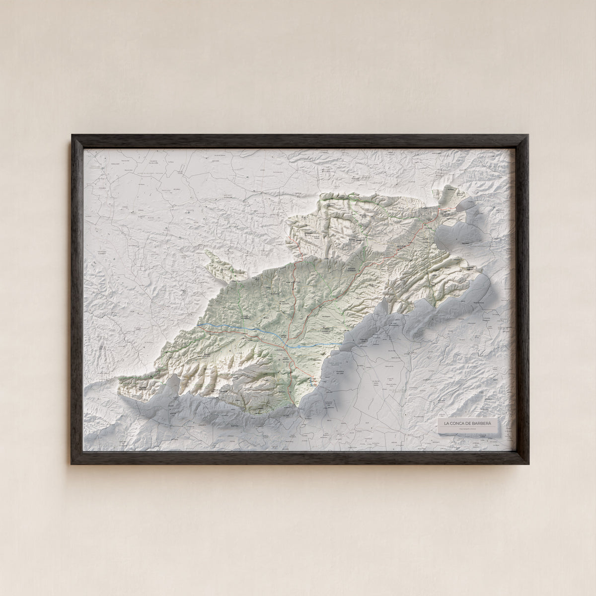 Mapa de relieve de la Conca de Barberà, con el territorio en color y el entorno en blanco. Presentación con marco. 70 × 100 cm. Estilo Cartográfico.