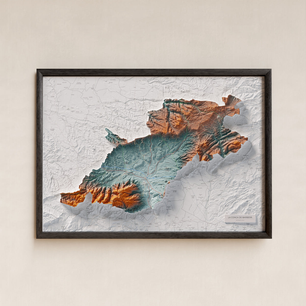Mapa de relieve de la Conca de Barberà, con el territorio en color y el entorno en blanco. Presentación con marco. 70 × 100 cm. Estilo Azul y naranja.