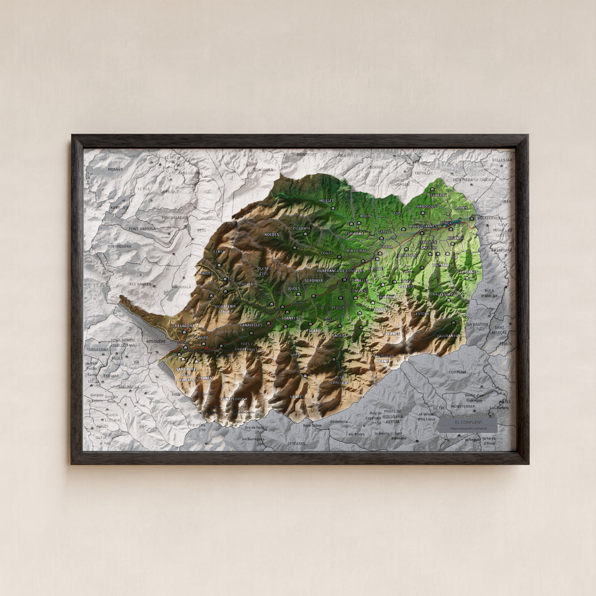 Mapa de relleu del Conflent, amb el territori en color i l’entorn en blanc. Presentació amb marc. 21 × 30 cm. Estil Clàssic.