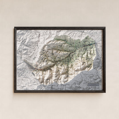 Mapa de relleu del Conflent, amb el territori en color i l’entorn en blanc. Presentació amb marc. 21 × 30 cm. Estil Cartogràfic.