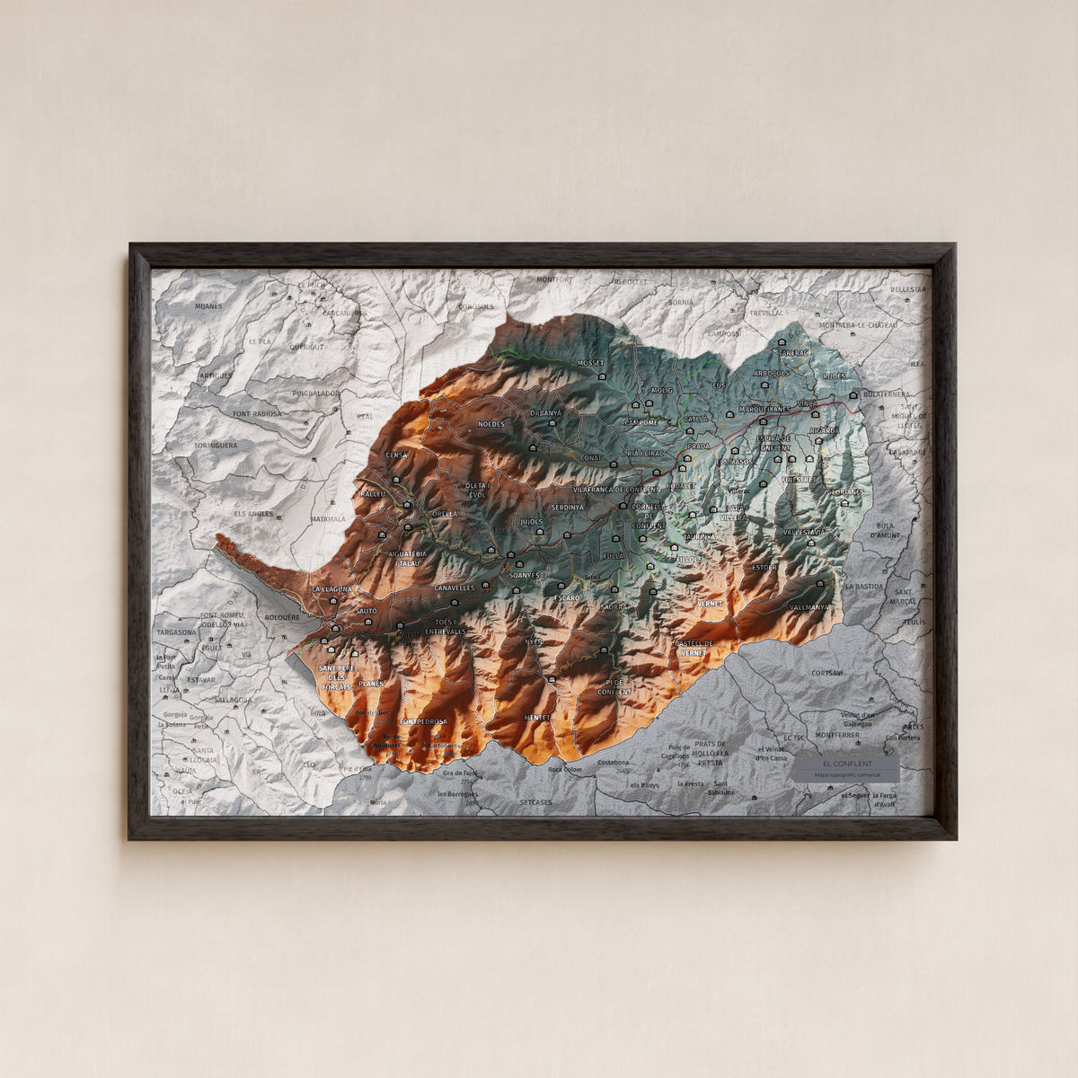 Mapa de relleu del Conflent, amb el territori en color i l’entorn en blanc. Presentació amb marc. 21 × 30 cm. Estil Contrastat.