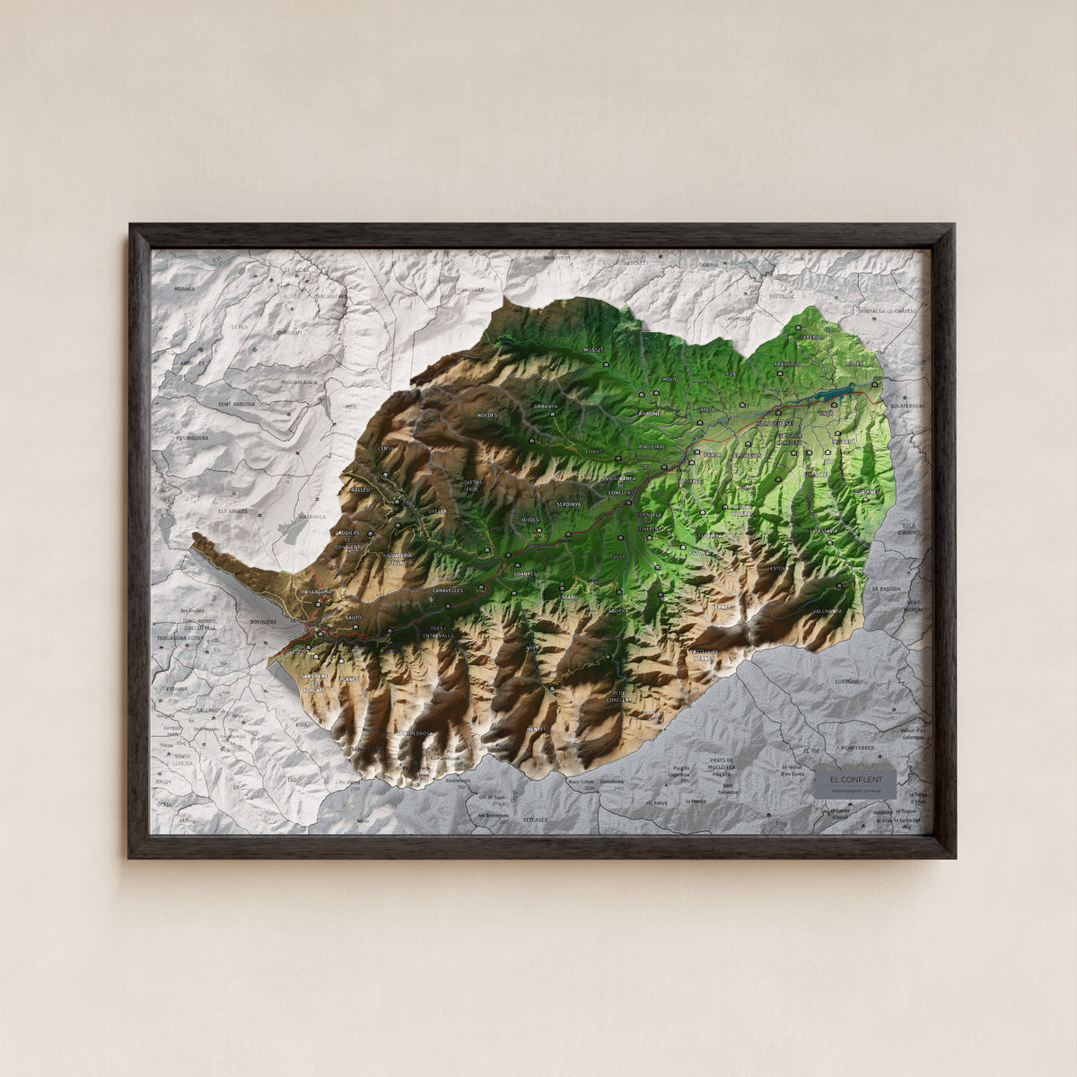 Mapa de relleu del Conflent, amb el territori en color i l’entorn en blanc. Presentació amb marc. 30 × 40 cm. Estil Clàssic.