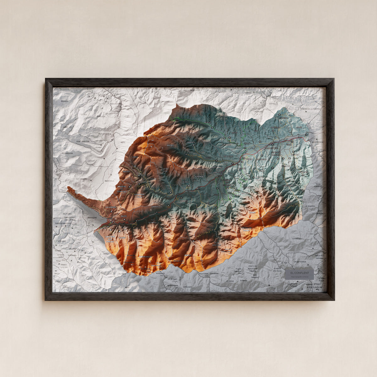 Mapa de relleu del Conflent, amb el territori en color i l’entorn en blanc. Presentació amb marc. 30 × 40 cm. Estil Contrastat.