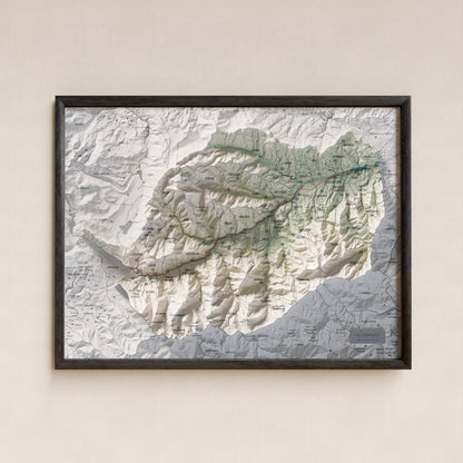 Mapa de relleu del Conflent, amb el territori en color i l’entorn en blanc. Presentació amb marc. 30 × 40 cm. Estil Cartogràfic.
