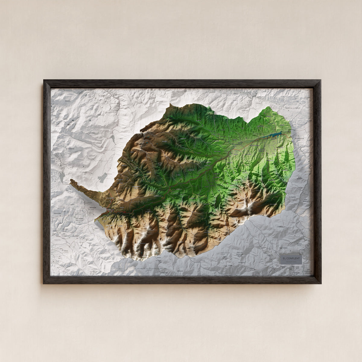 Mapa de relleu del Conflent, amb el territori en color i l’entorn en blanc. Presentació amb marc. 50 × 70 cm. Estil Clàssic.