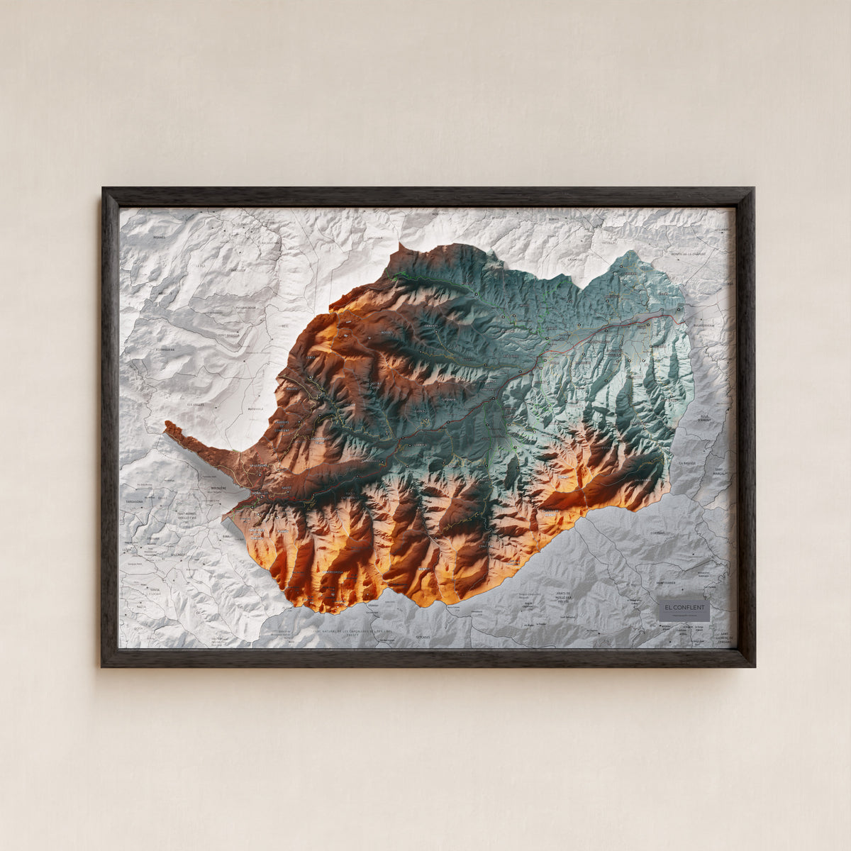Mapa de relleu del Conflent, amb el territori en color i l’entorn en blanc. Presentació amb marc. 50 × 70 cm. Estil Contrastat.