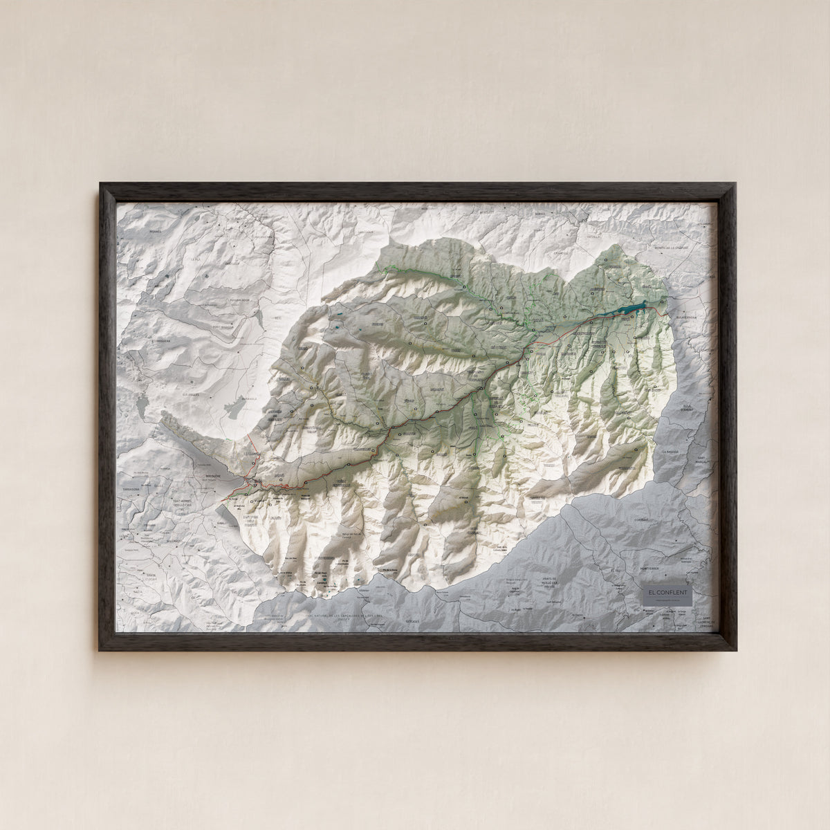 Mapa de relleu del Conflent, amb el territori en color i l’entorn en blanc. Presentació amb marc. 50 × 70 cm. Estil Cartogràfic.