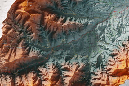 Mapa de relleu del Conflent, amb el territori en color i l’entorn en blanc. Detall de la part central. 61 × 91 cm. Estil Contrastat.