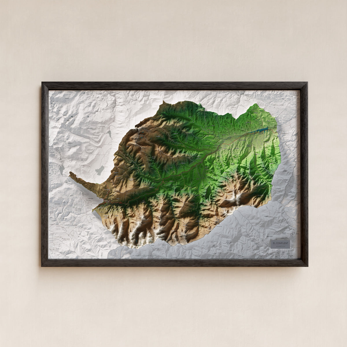 Mapa de relleu del Conflent, amb el territori en color i l’entorn en blanc. Presentació amb marc. 61 × 91 cm. Estil Clàssic.