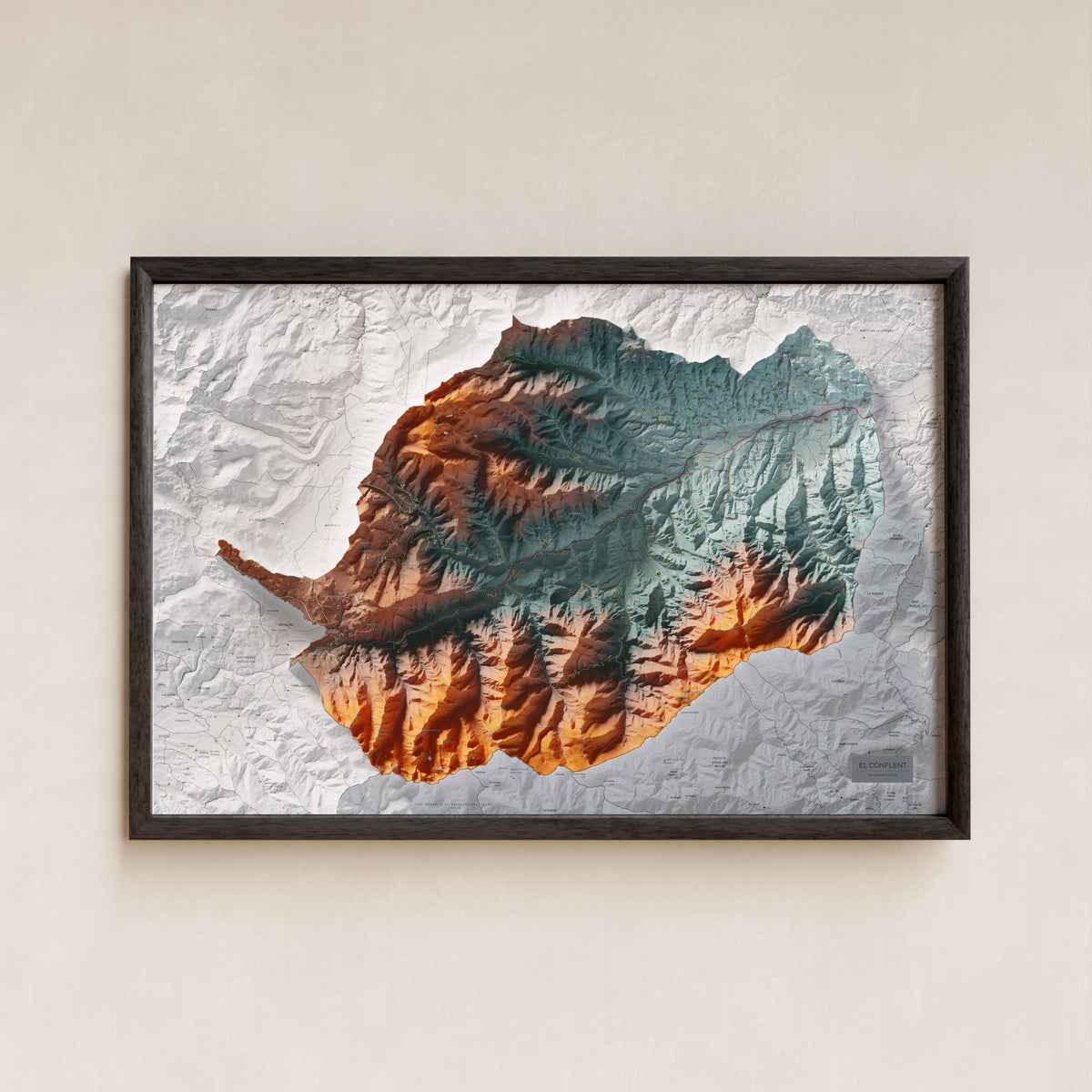 Mapa de relleu del Conflent, amb el territori en color i l’entorn en blanc. Presentació amb marc. 61 × 91 cm. Estil Contrastat.