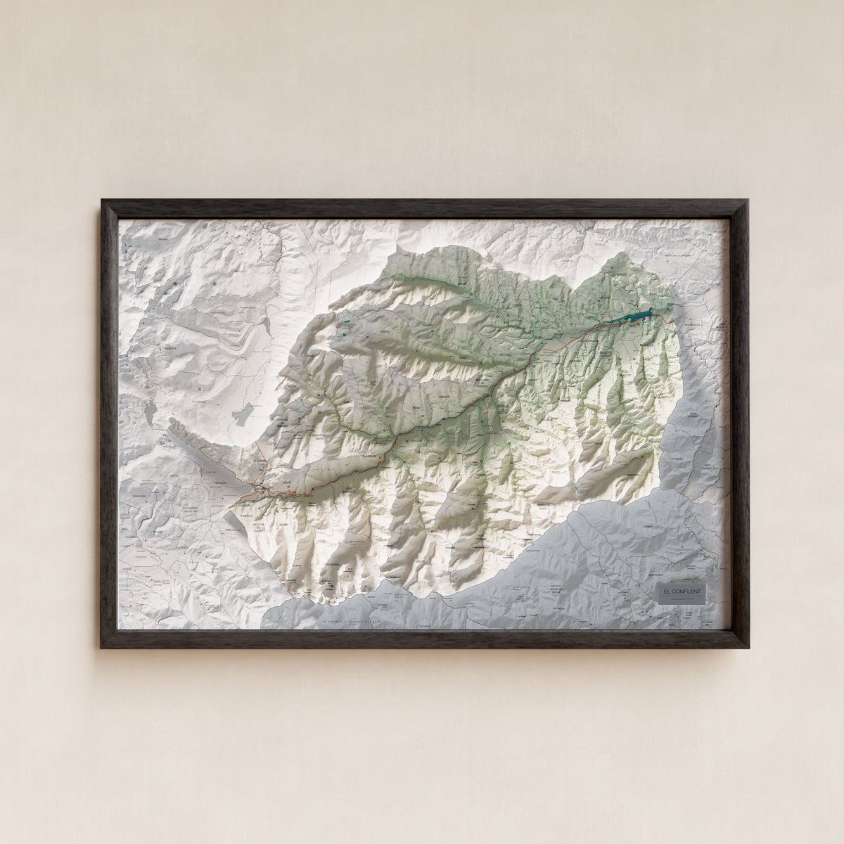 Mapa de relleu del Conflent, amb el territori en color i l’entorn en blanc. Presentació amb marc. 61 × 91 cm. Estil Cartogràfic.