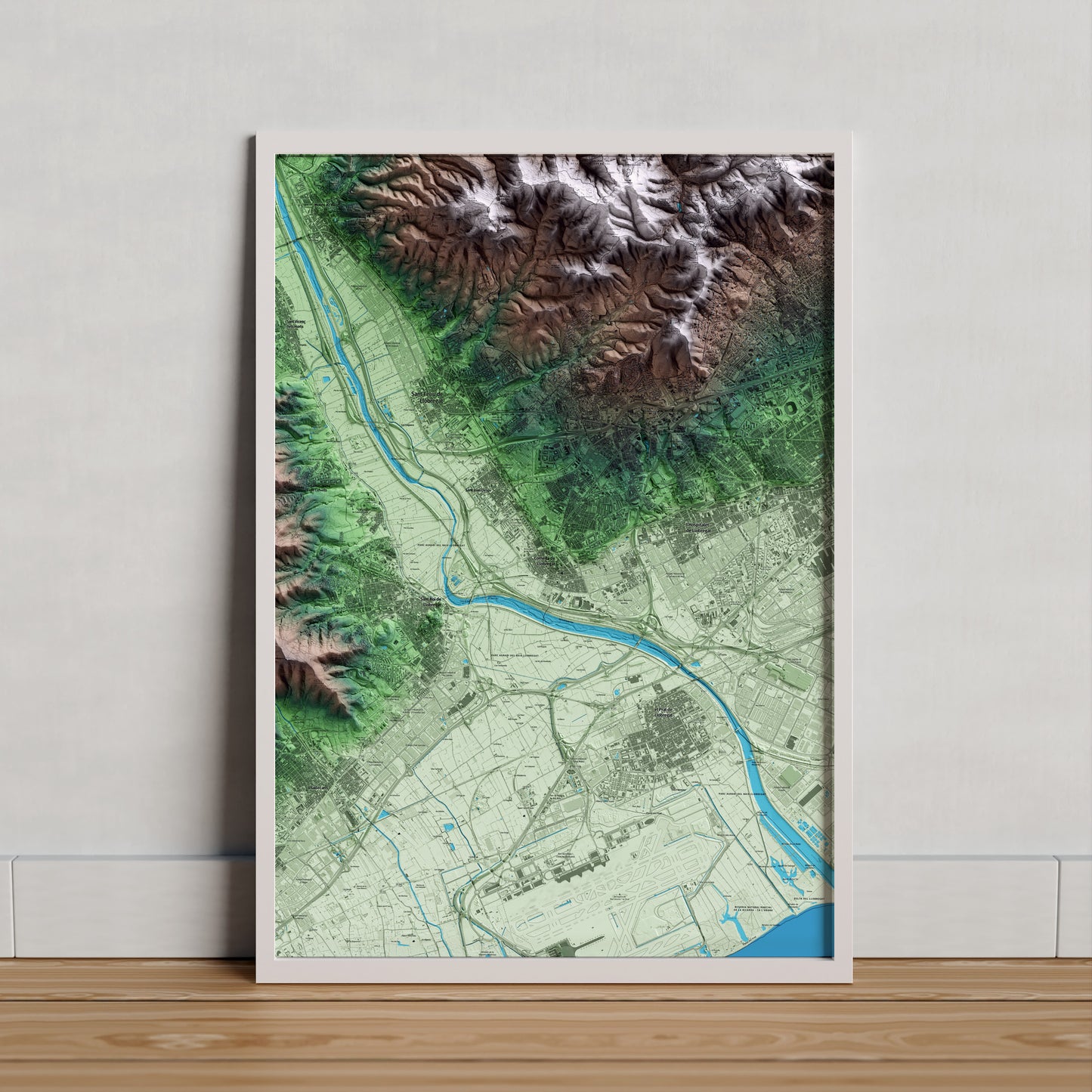 Mapa artístico del relieve de Cornellà de Llobregat, al Baix Llobregat, con 15 km de entorno y base topográfica ICGC. Presentación enmarcada.