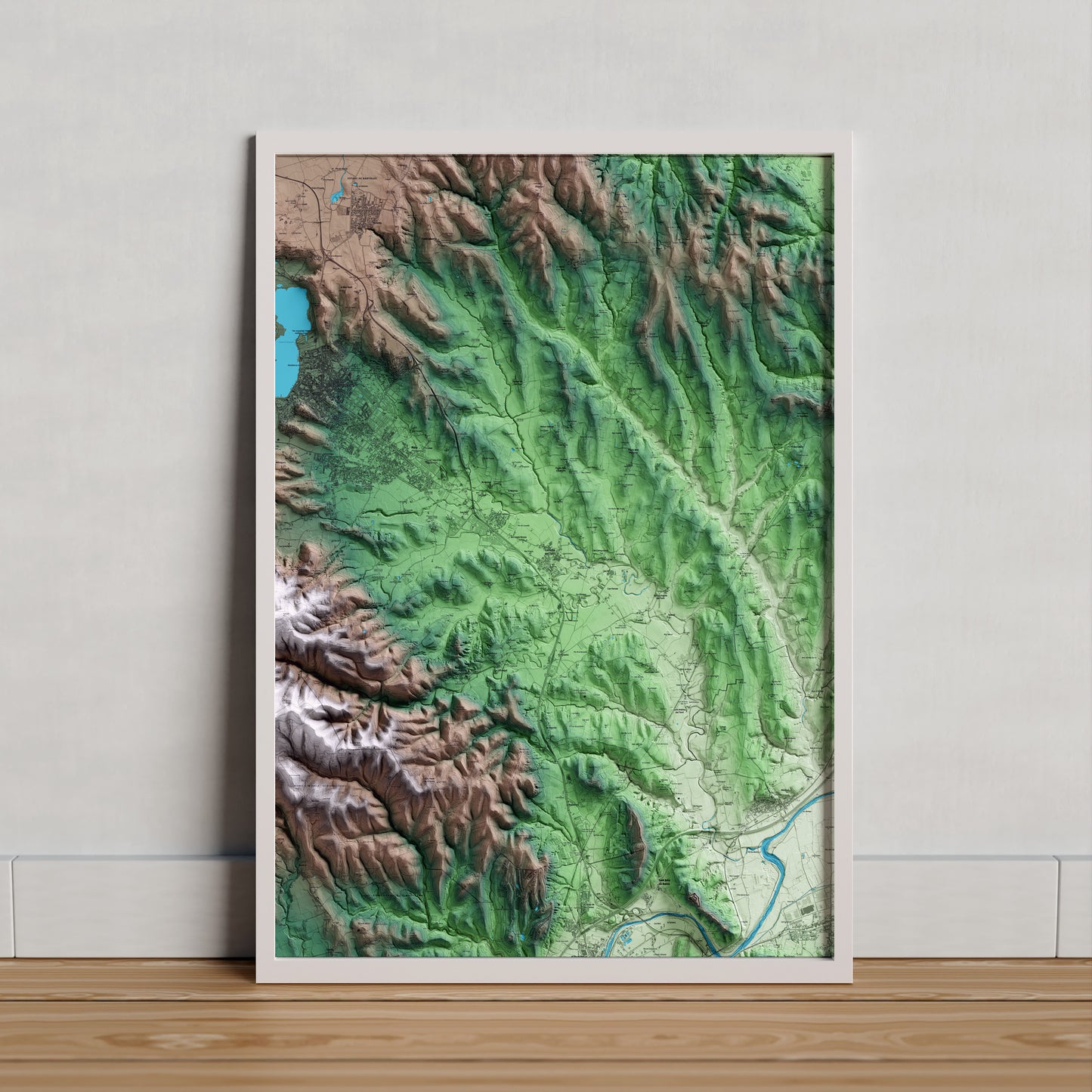 Mapa artístico del relieve de Cornellà del Terri, en el Pla de l'Estany, con 15 km de entorno y base topográfica ICGC. Presentación enmarcada.