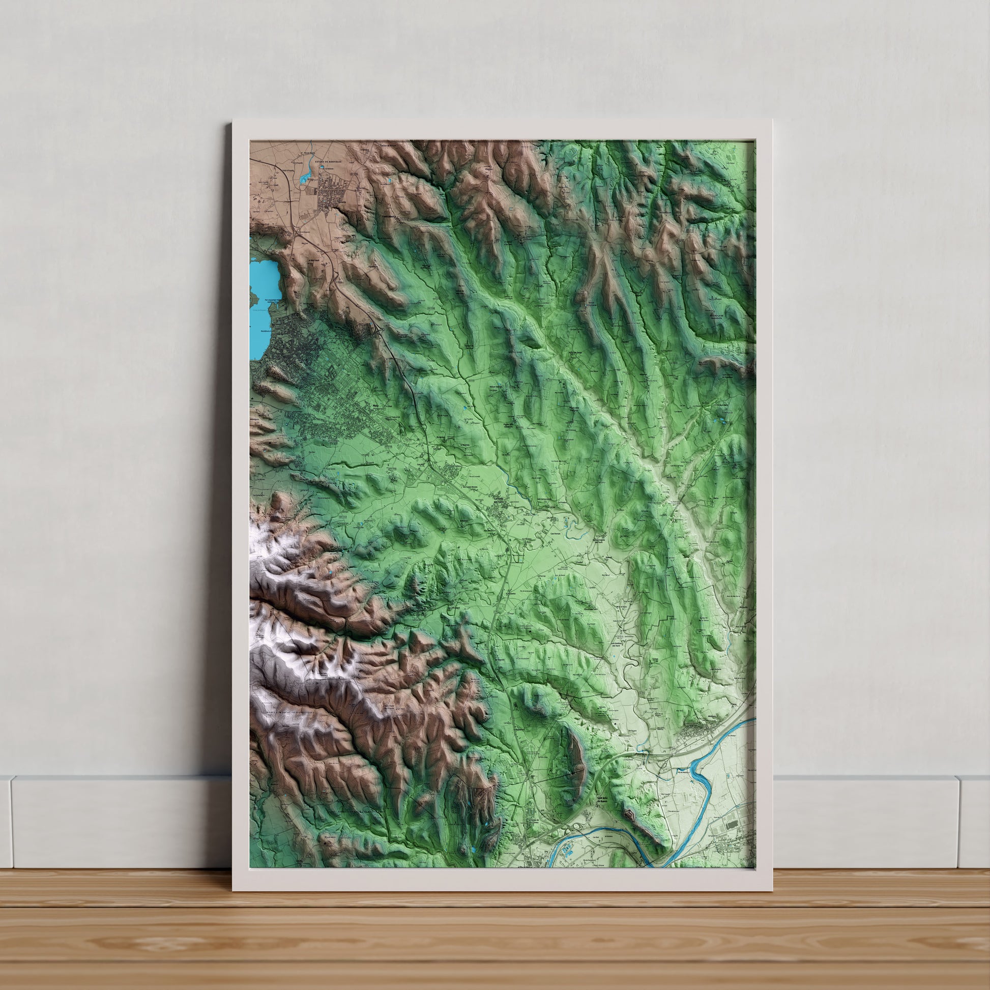 Mapa artístico del relieve de Cornellà del Terri, en el Pla de l'Estany, con 15 km de entorno y base topográfica ICGC. Presentación enmarcada.