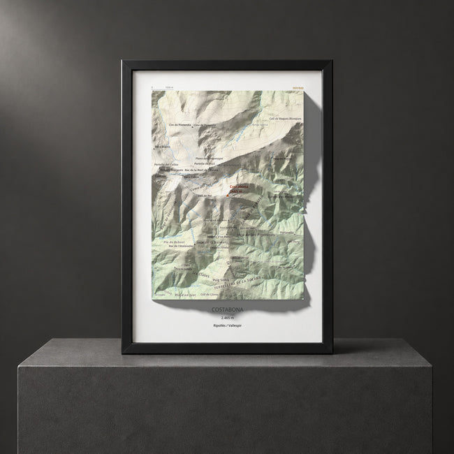 Mapa de relieve de Costabona, 2465 m, Ripollès · Vallespir, lámina 100 Cims de Trobart. Presentación enmarcada. 21 × 30 cm.
