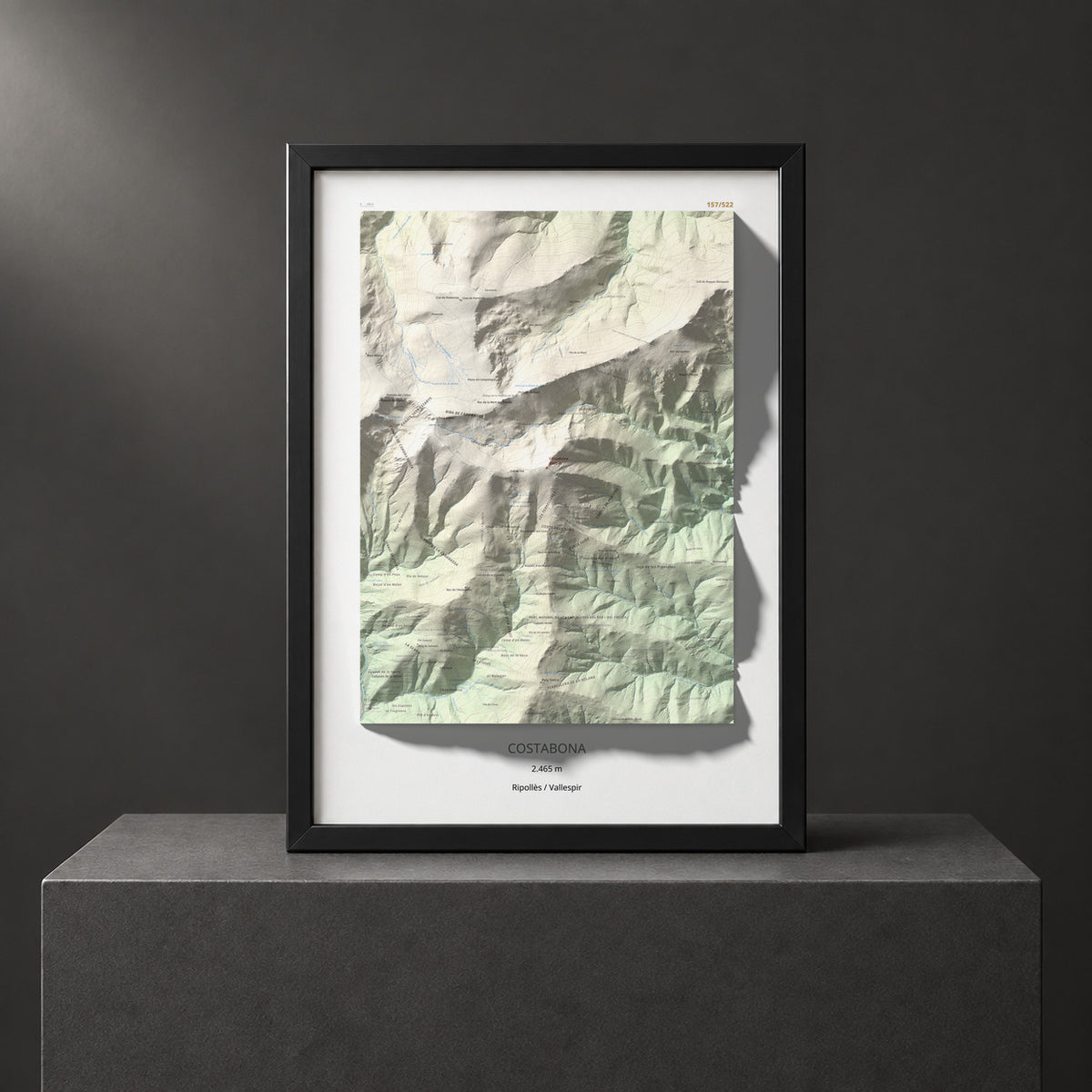 Mapa de relieve de Costabona, 2465 m, Ripollès · Vallespir, lámina 100 Cims de Trobart. Presentación enmarcada. 50 × 70 cm.
