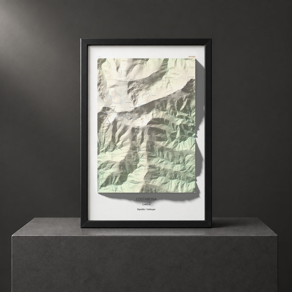 Mapa de relieve de Costabona, 2465 m, Ripollès · Vallespir, lámina 100 Cims de Trobart. Presentación enmarcada. 61 × 91 cm.