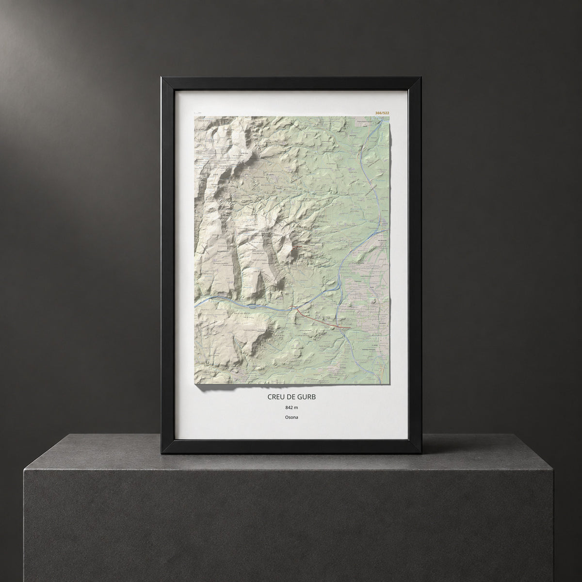 Mapa de relieve de Creu de Gurb, 842 m, Osona, lámina 100 Cims de Trobart. Presentación enmarcada. 61 × 91 cm.