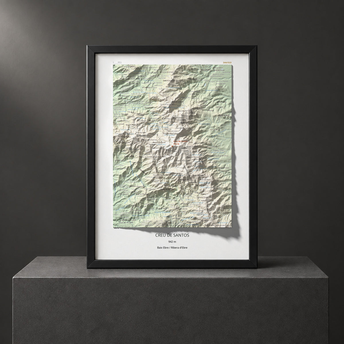 Mapa de relieve de Creu de Santos, 942 m, Baix Ebre · Ribera d'Ebre, lámina 100 Cims de Trobart. Presentación enmarcada. 30 × 40 cm.