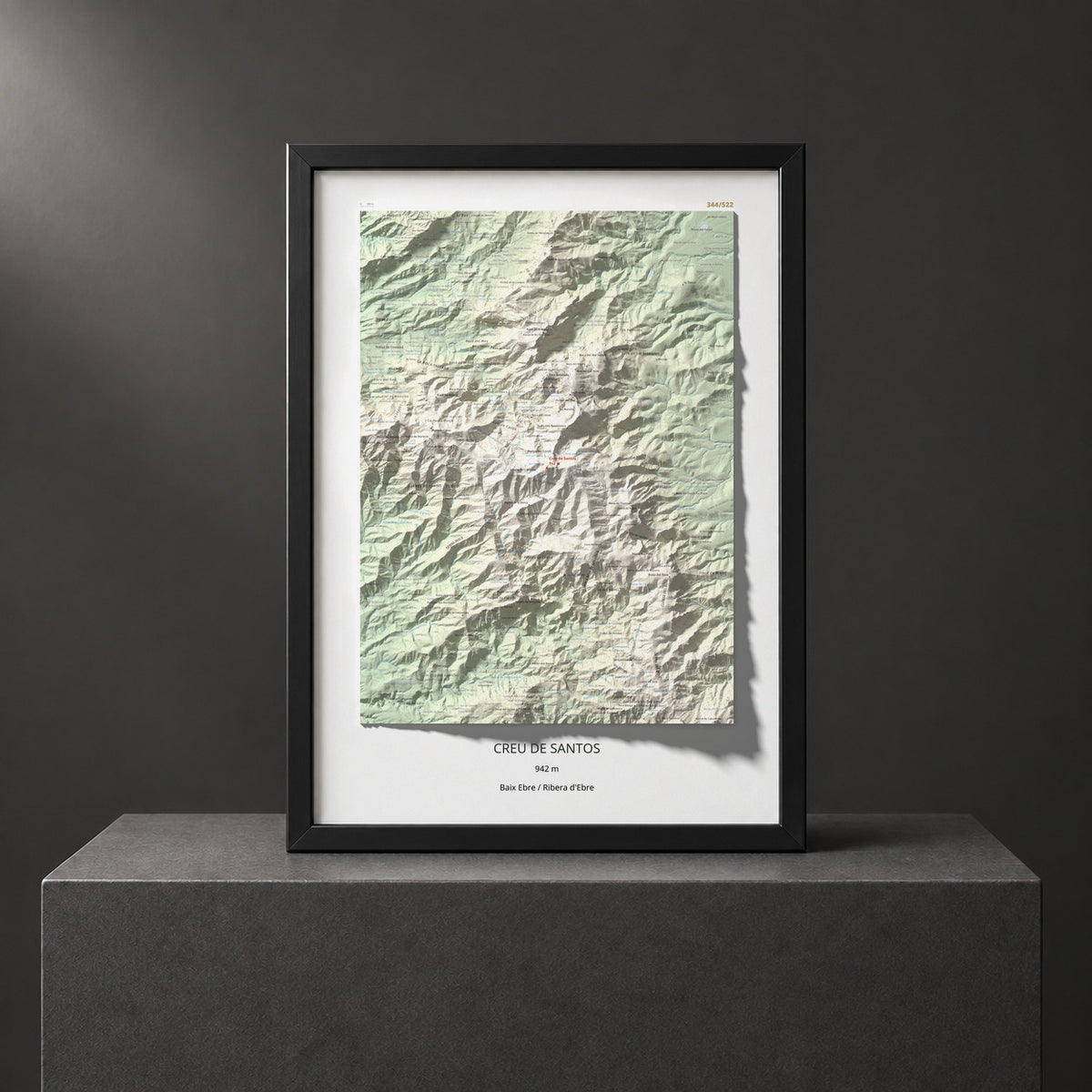 Mapa de relieve de Creu de Santos, 942 m, Baix Ebre · Ribera d'Ebre, lámina 100 Cims de Trobart. Presentación enmarcada. 50 × 70 cm.
