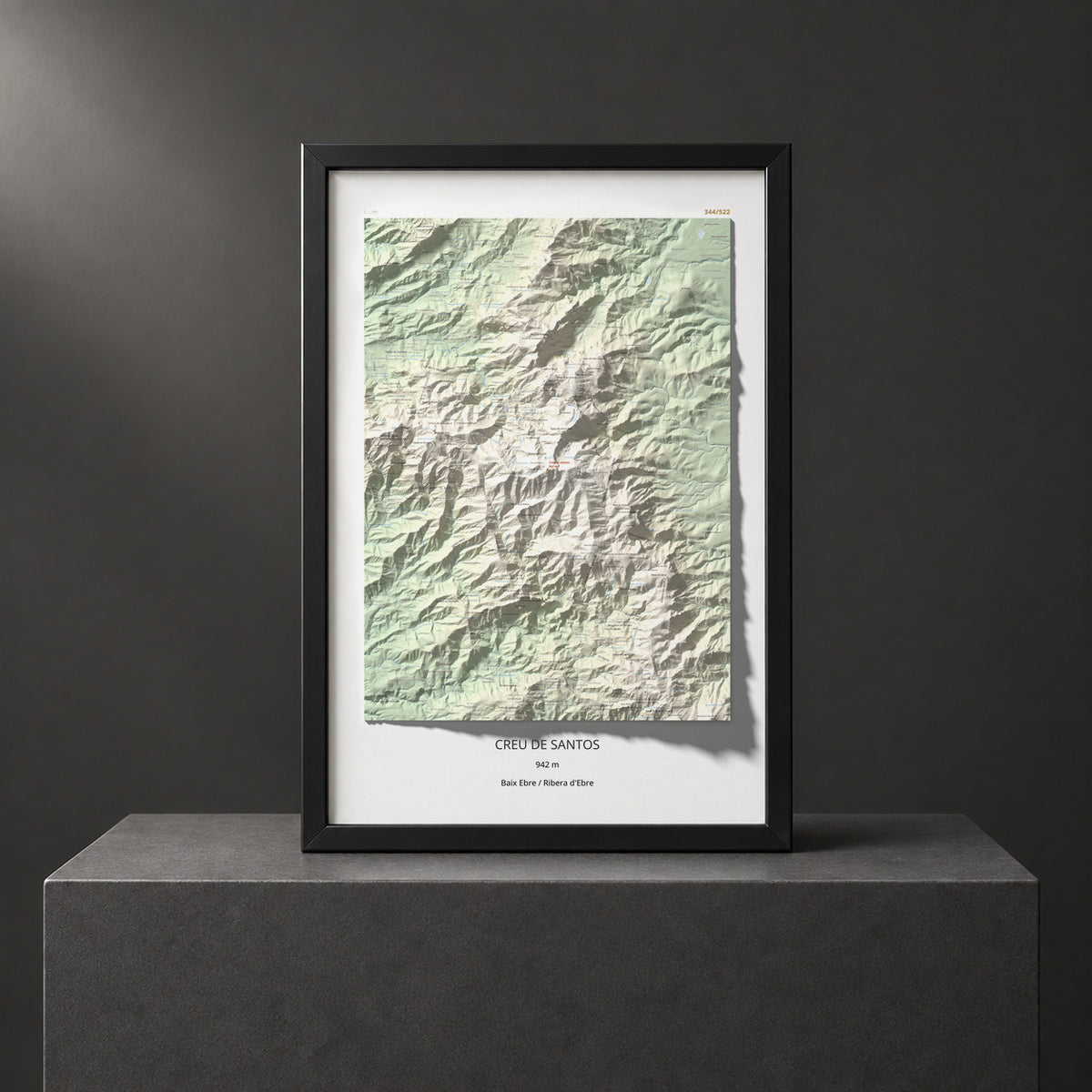 Mapa de relieve de Creu de Santos, 942 m, Baix Ebre · Ribera d'Ebre, lámina 100 Cims de Trobart. Presentación enmarcada. 61 × 91 cm.