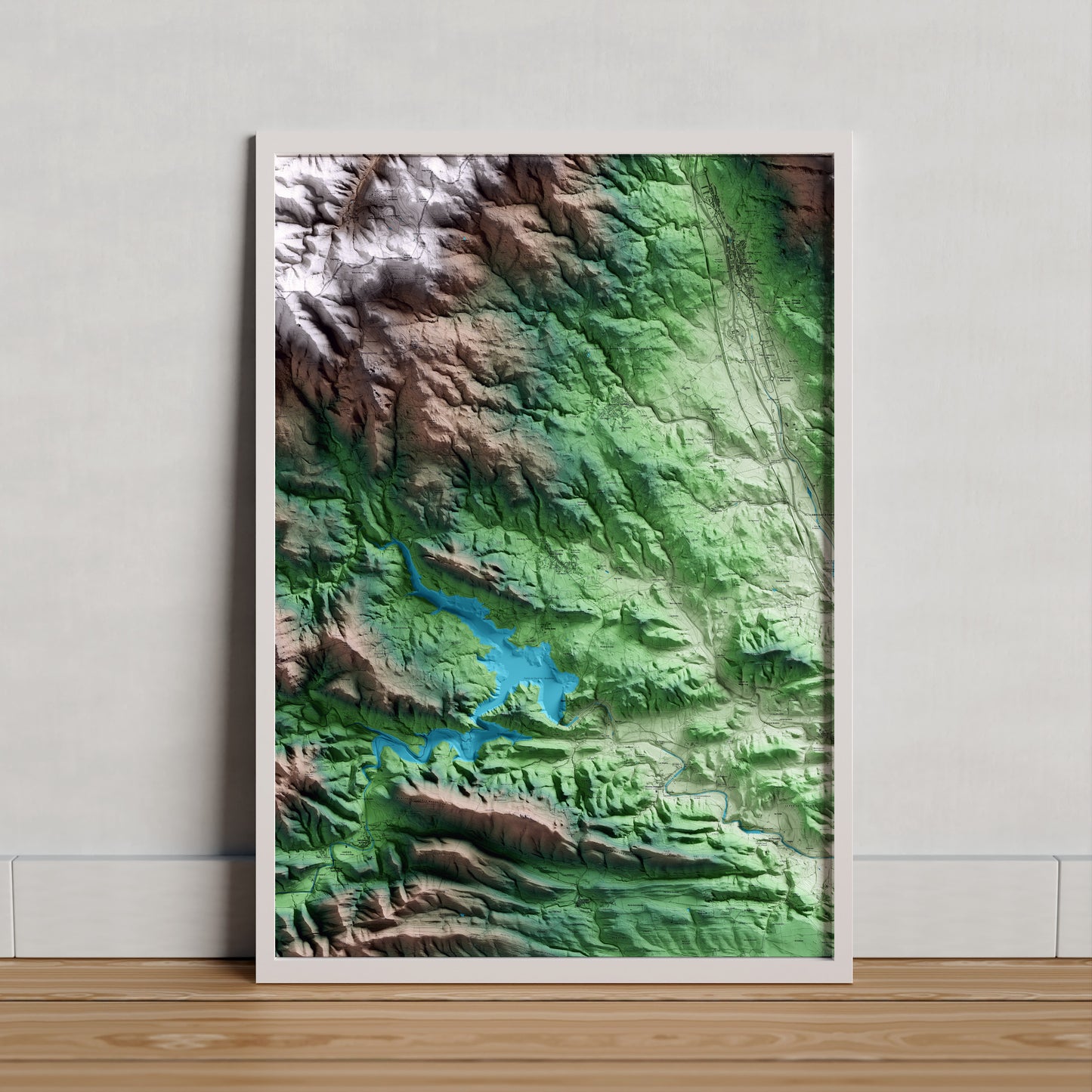 Mapa artístico del relieve de Darnius, al Alt Empordà, con 15 km de entorno y base topográfica ICGC. Presentación enmarcada.