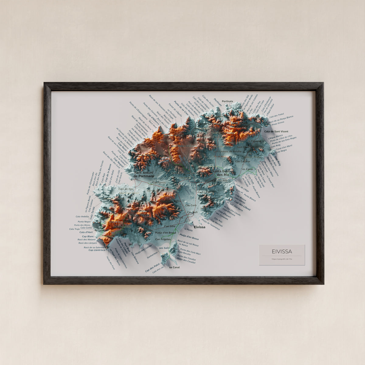 Edició octubre 2026 · Mapa topogràfic de Eivissa, Blau i taronja, 21 × 30 cm: presentació en marc negre (marc no inclòs).