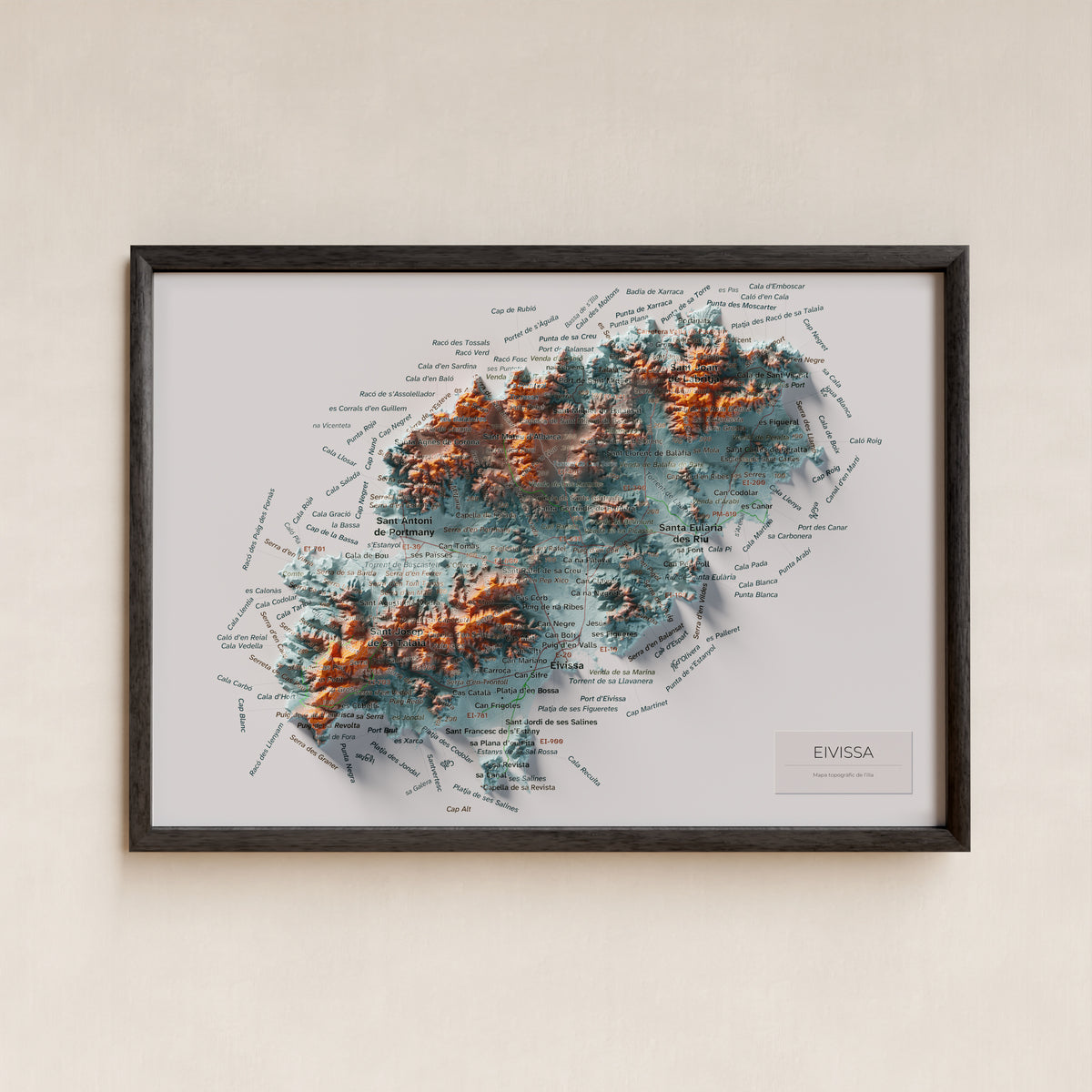 Mapa topogràfic d’Eivissa, Blau i taronja, 21 × 30 cm: presentació en marc negre (marc no inclòs).