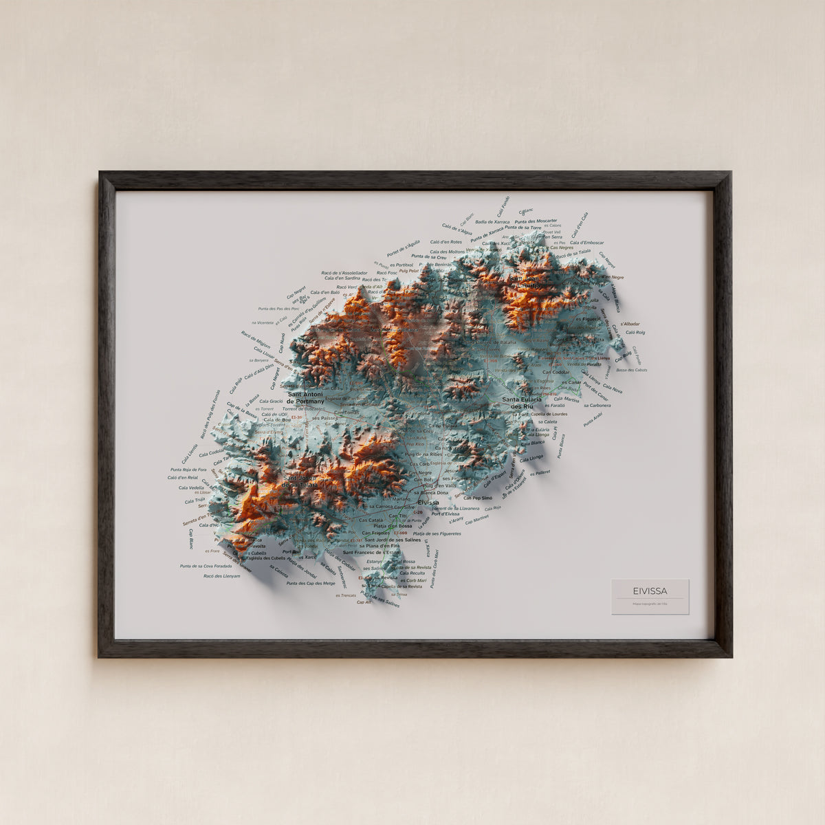 Mapa topogràfic d’Eivissa, Blau i taronja, 30 × 40 cm: presentació en marc negre (marc no inclòs).