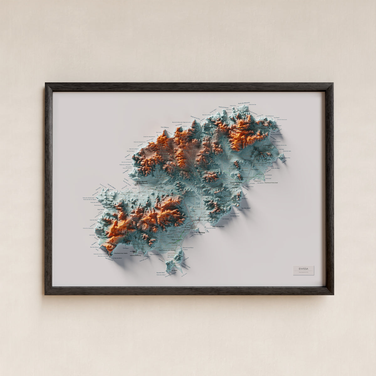 Edición revisada · Mapa topográfico de Ibiza (Eivissa), Azul y naranja, 50 × 70 cm: presentación en marco negro (marco no incluido).