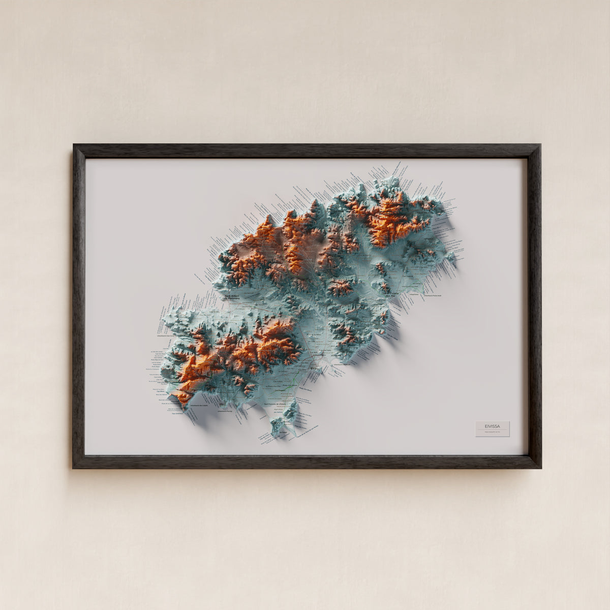Edició octubre 2026 · Mapa topogràfic de Eivissa, Blau i taronja, 61 × 91 cm: presentació en marc negre (marc no inclòs).