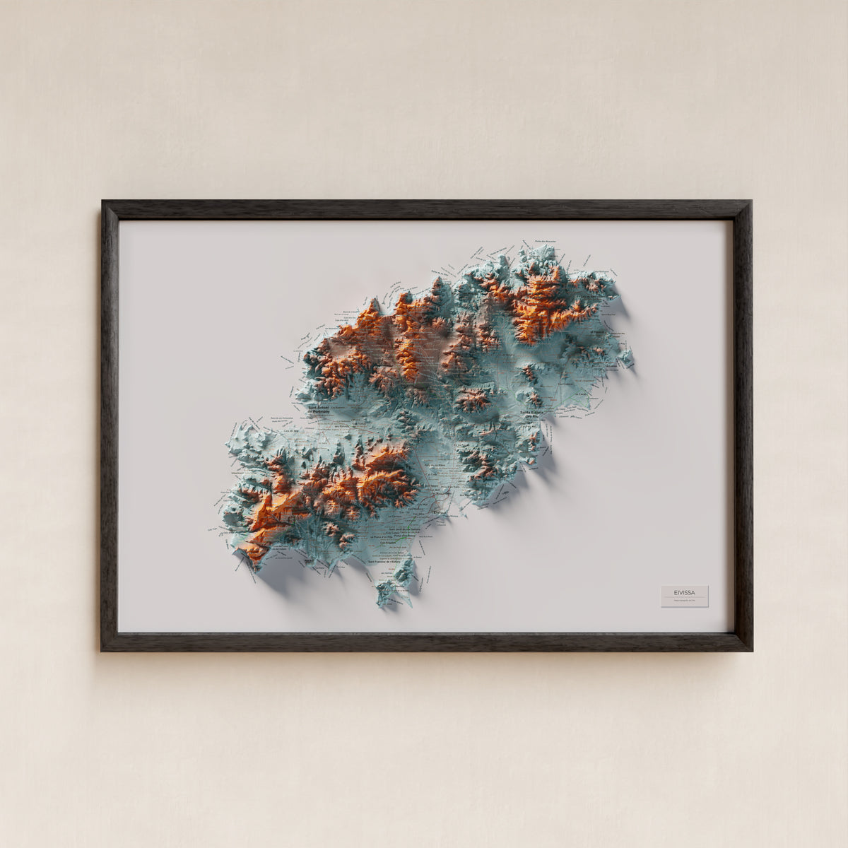 Mapa topogràfic d’Eivissa, Blau i taronja, 61 × 91 cm: presentació en marc negre (marc no inclòs).