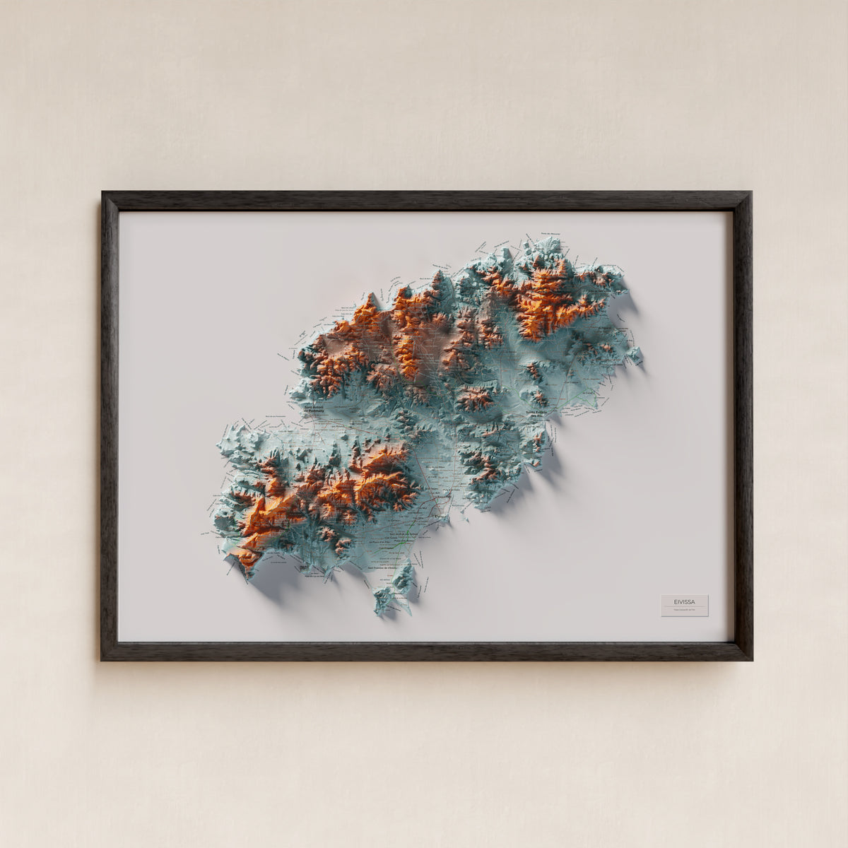 Mapa topogràfic d’Eivissa, Blau i taronja, 70 × 100 cm: presentació en marc negre (marc no inclòs).