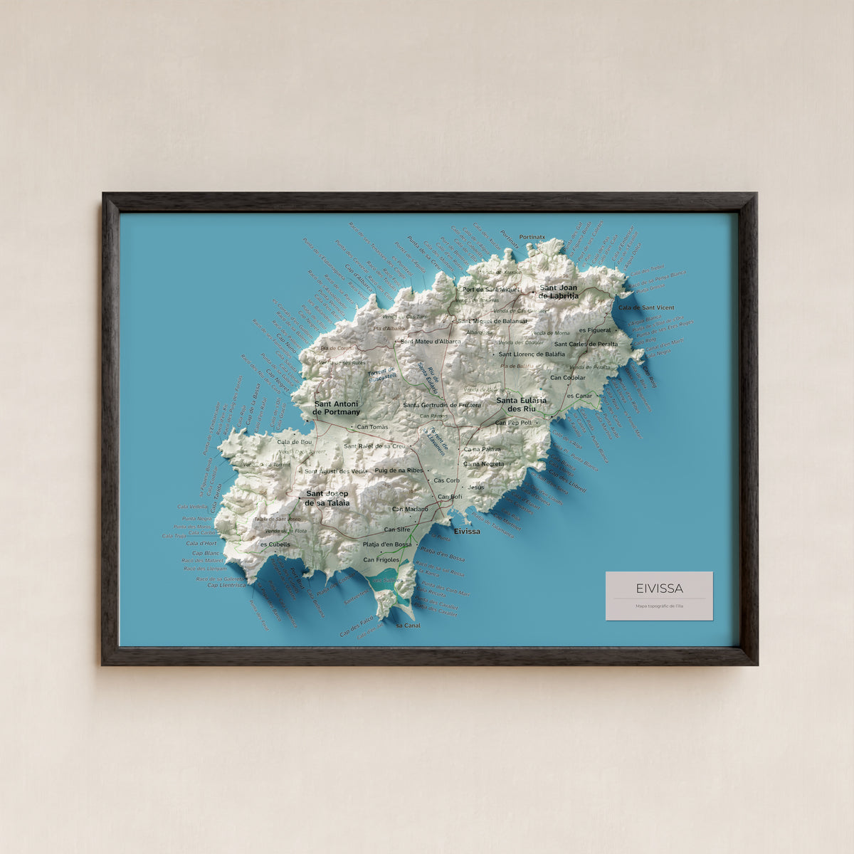 Edició octubre 2026 · Mapa topogràfic de Eivissa, Cartogràfic, 21 × 30 cm: presentació en marc negre (marc no inclòs).