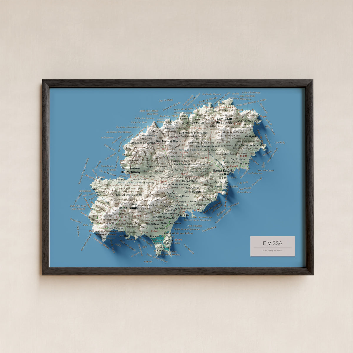 Mapa topogràfic d’Eivissa, Cartogràfic, 21 × 30 cm: presentació en marc negre (marc no inclòs).