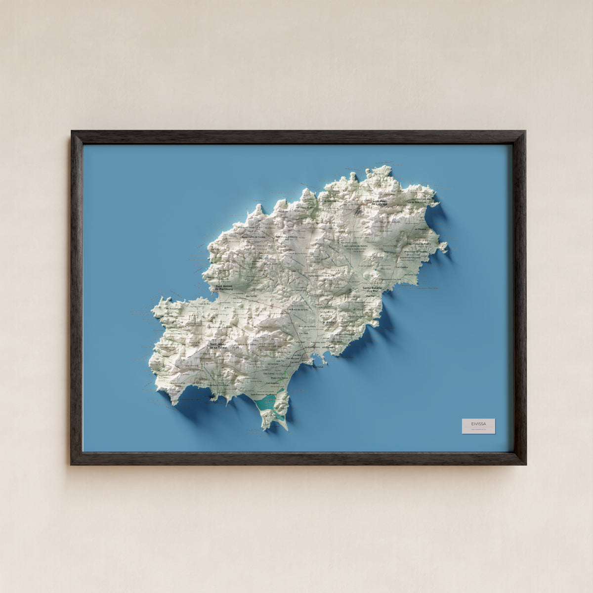 Edición revisada · Mapa topográfico de Ibiza (Eivissa), Cartográfico, 50 × 70 cm: presentación en marco negro (marco no incluido).
