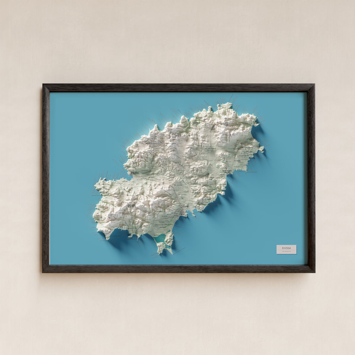 Edició octubre 2026 · Mapa topogràfic de Eivissa, Cartogràfic, 61 × 91 cm: presentació en marc negre (marc no inclòs).