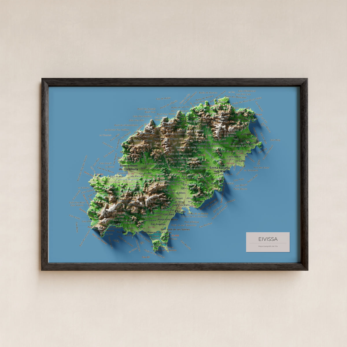 Mapa topogràfic d’Eivissa, Clàssic, 21 × 30 cm: presentació en marc negre (marc no inclòs).