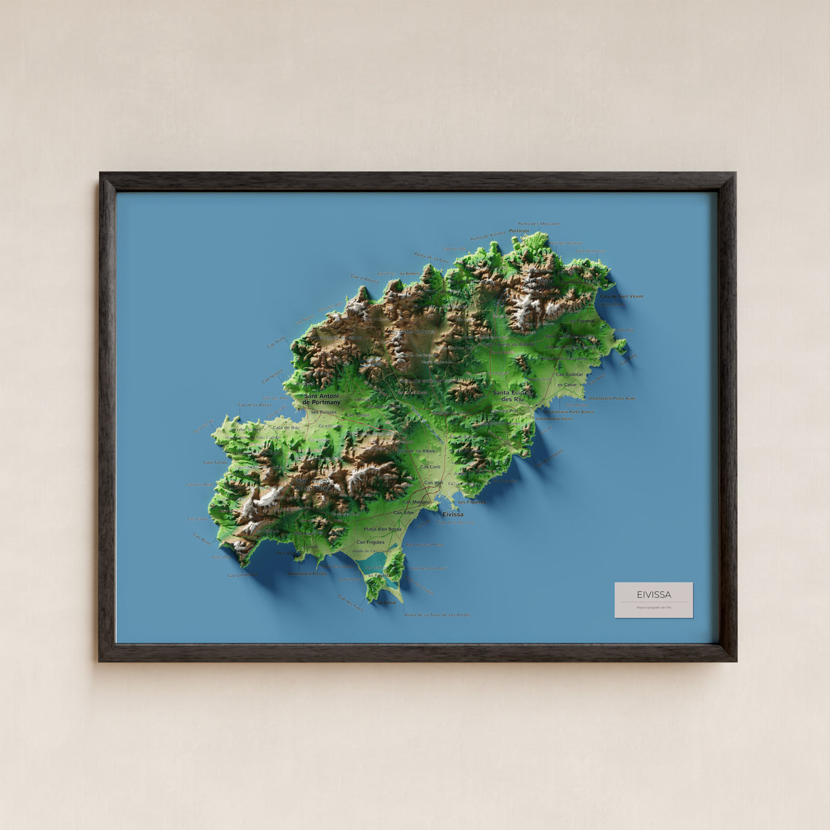 Edición revisada · Mapa topográfico de Ibiza (Eivissa), Clásico, 30 × 40 cm: presentación en marco negro (marco no incluido).