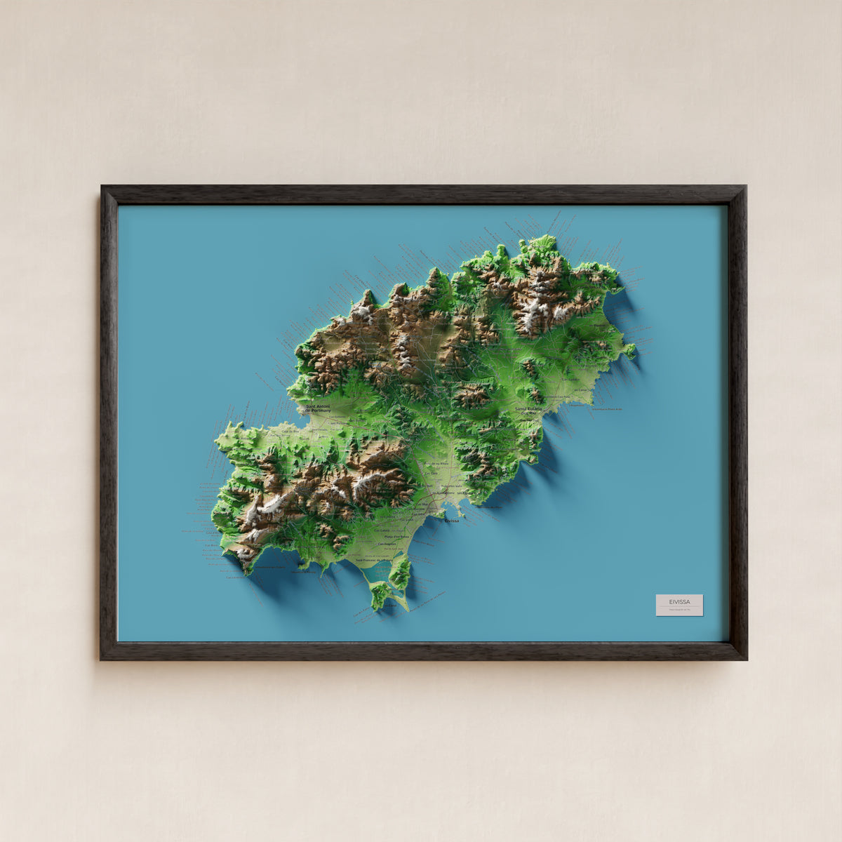 Edició octubre 2026 · Mapa topogràfic de Eivissa, Clàssic, 50 × 70 cm: presentació en marc negre (marc no inclòs).